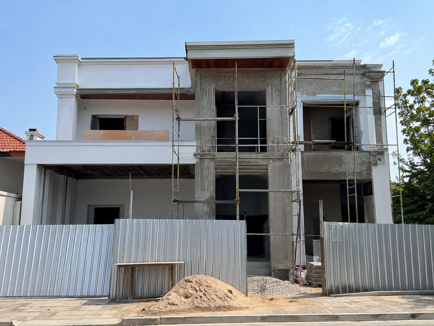 Fachada de casa em reforma com andaimes em Campo Grande, onde pode ser exigido alvará